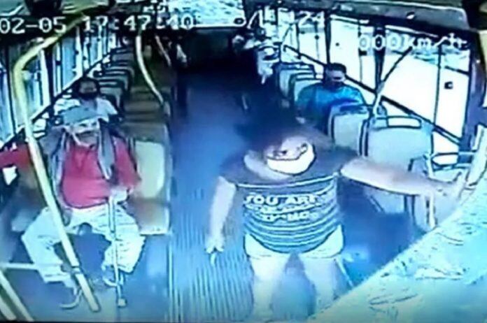 El conductor sufrió heridas en una de las manos y en la zona costal derecha. 