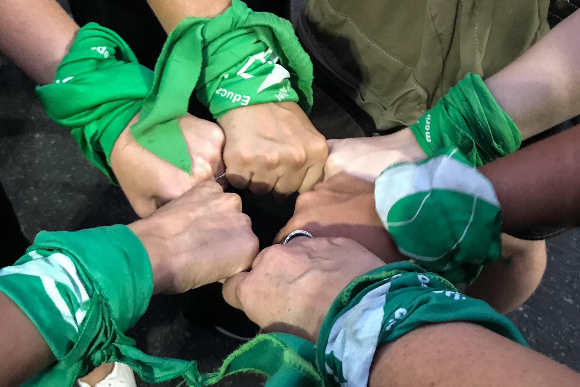 Los puños de las pibas, hacia un mismo objetivo: desde hoy, el aborto deberá ser seguro y gratuito en la Argentina.