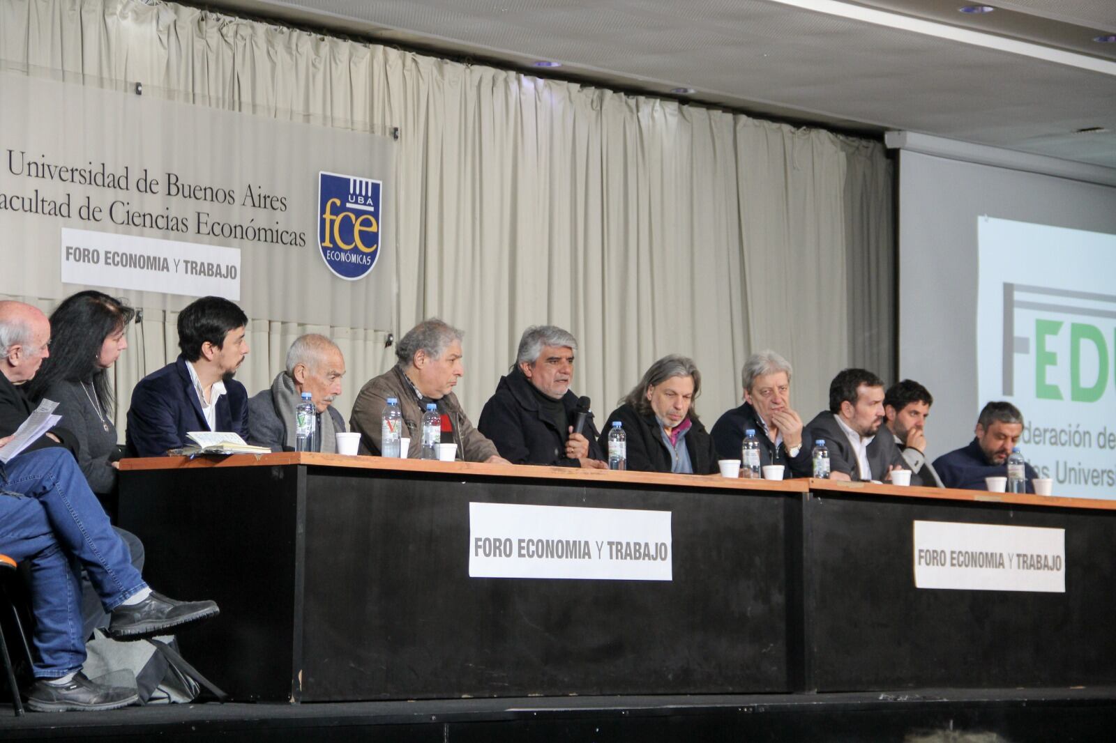 Integrantes del Foro Economía y Trabajo en la Facultad de Ciencias Económicas- UBA