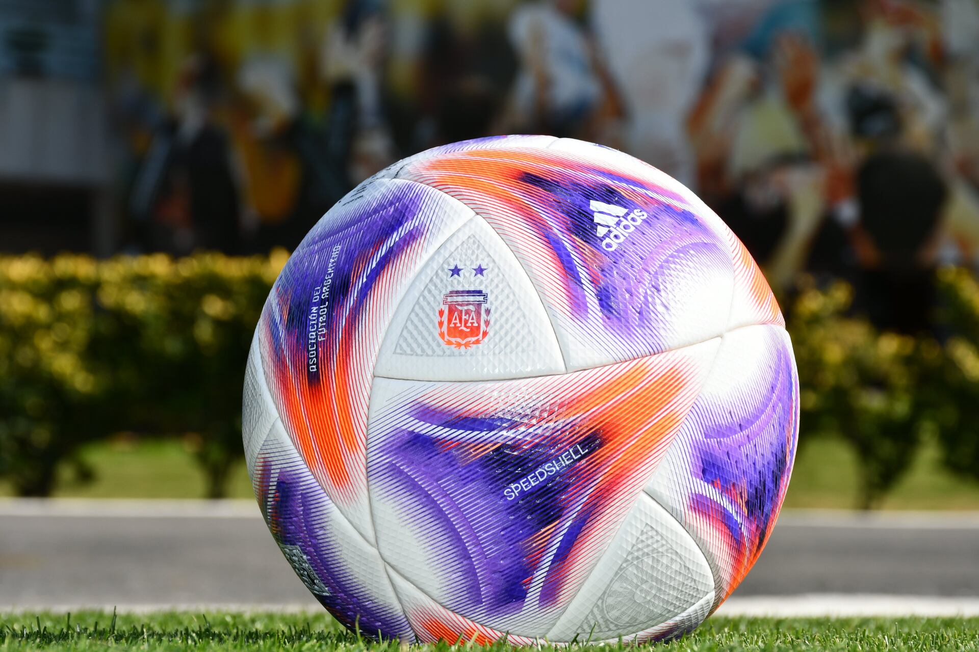 Gotán Argentum de Adidas, la pelota oficial de la Liga Profesional 2023.