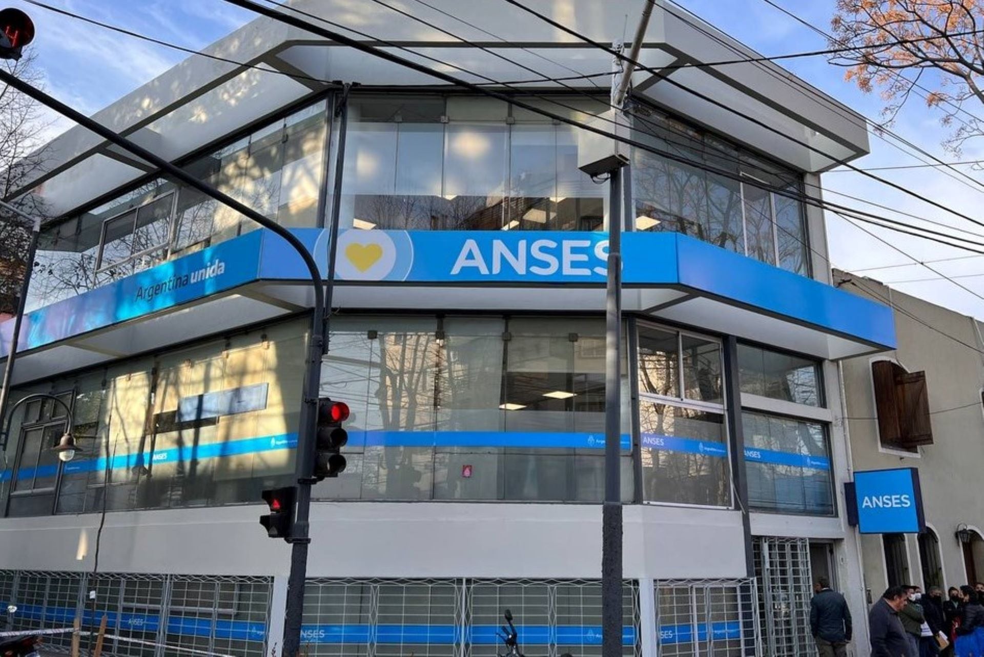 Desde octubre, el Gobierno otorgará un bono único de 50.000 pesos para las personas más vulnerables, a través de ANSES. Será en tres cuotas. (Foto: ANSES)