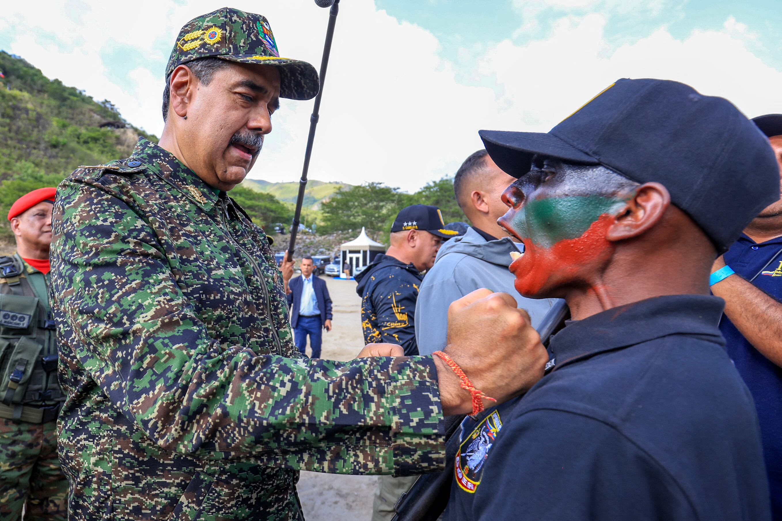Maduro dijo que cuenta actualmente con 4,5 millones de milicianos para enfrentar una "situación sobrevenida de asedio"