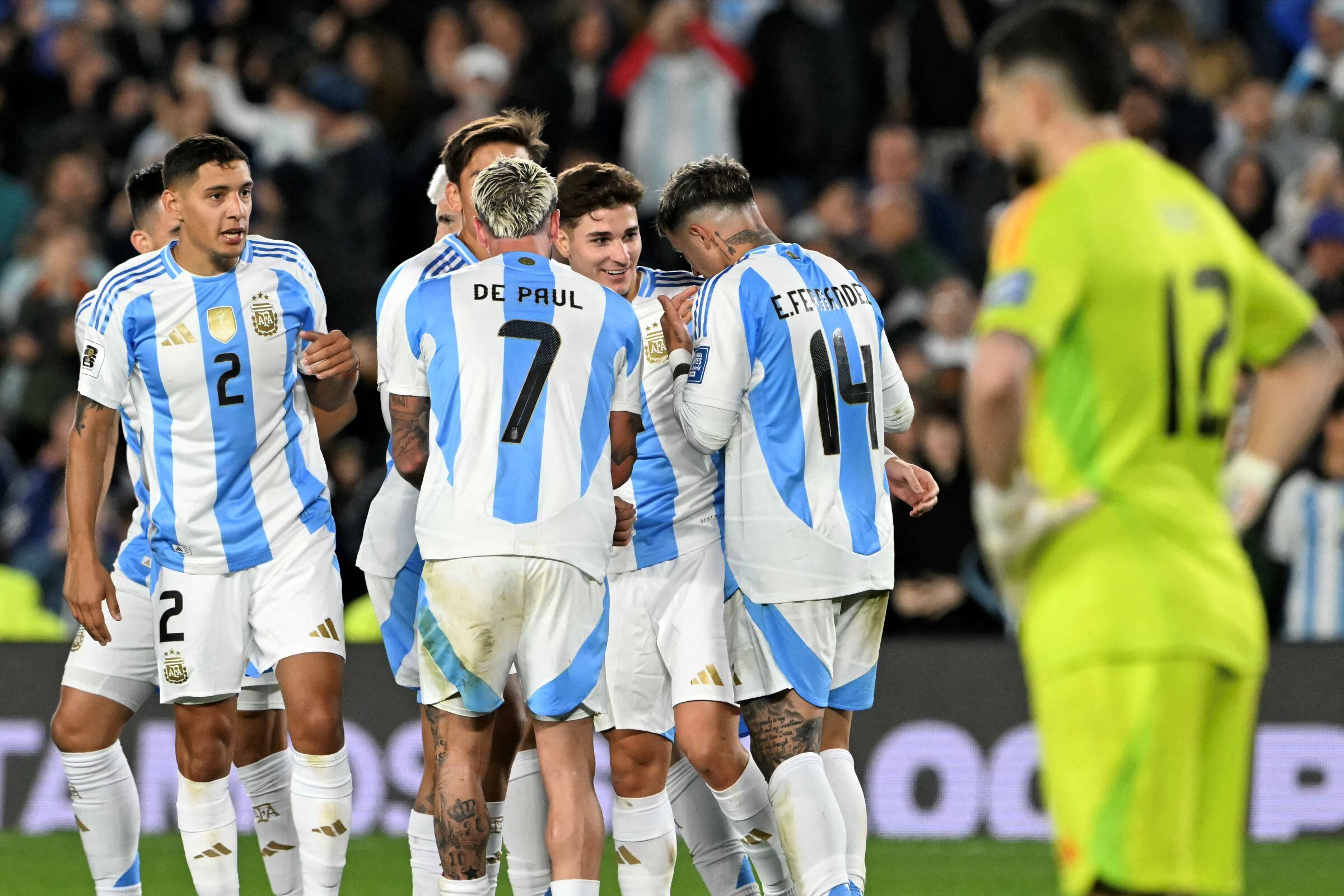 Julián Álvarez sonríe y festeja con el equipo