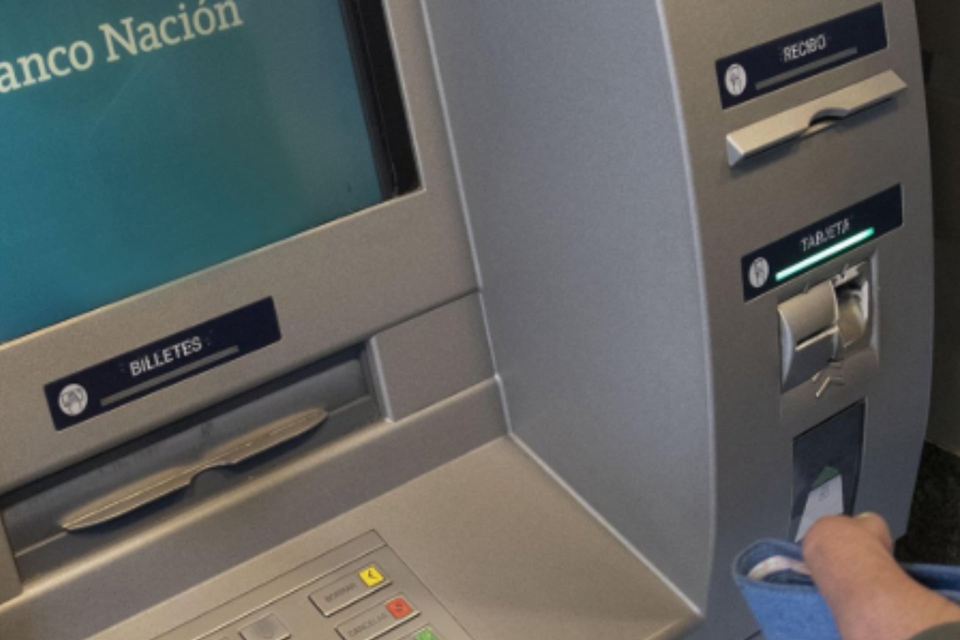 La habilita a bancos privados a competir por un negocio que mueve millones todos los meses