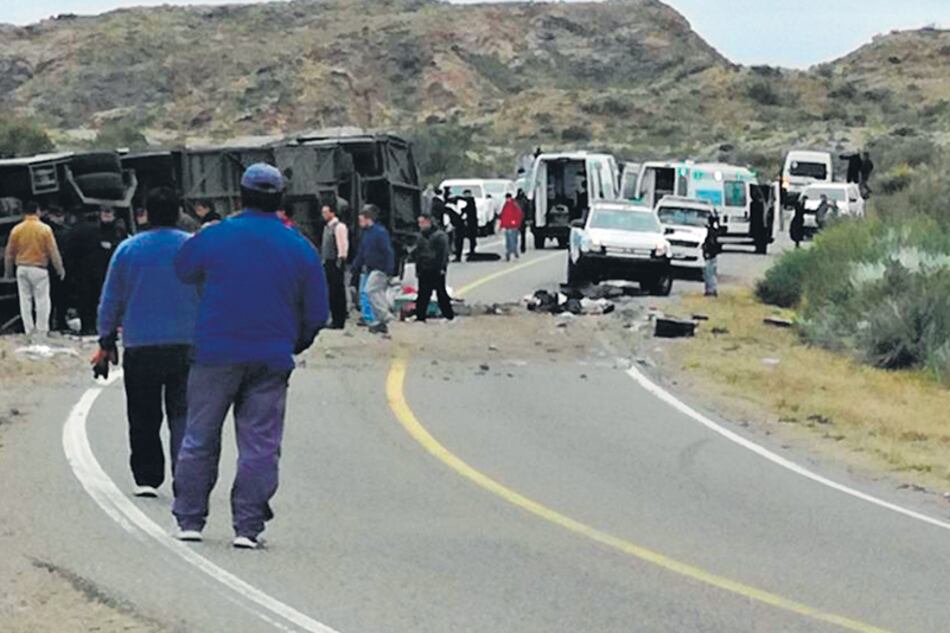 El micro volcó en la ruta 144. Transportaba 52 pasajeros.