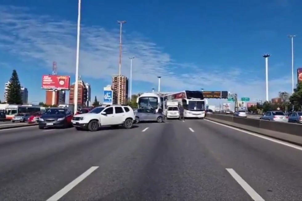 Un choque múltiple en la avenida General Paz provocó un herido y una ...