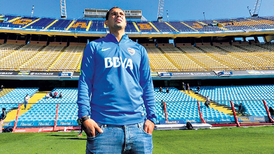 Edwin Cardona, con la camiseta de Boca en la Bombonera.