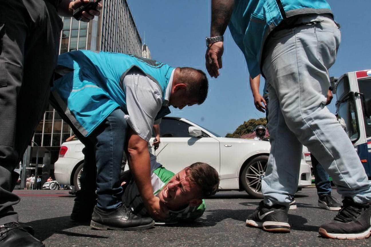 Efectivos de la policía porteña detienen a un trabajador ambulante