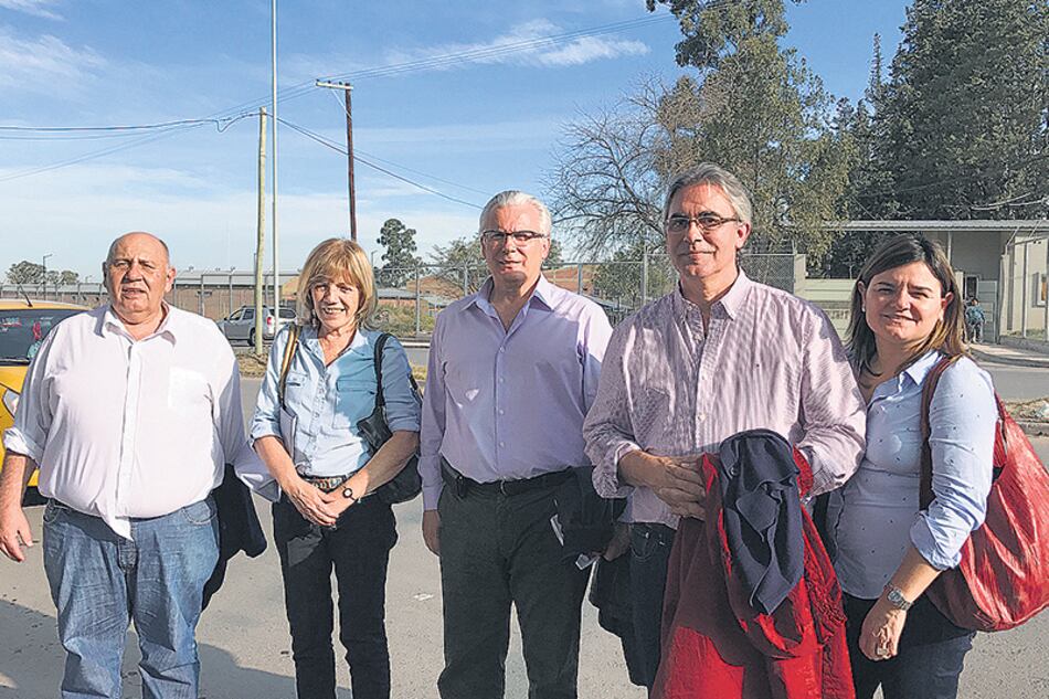Juan Castelucci, Ana Jaramillo, Baltasar Garzón, Remo Carlotto y María Isabel Ricciardi, de la Universidad de Lanús, tras la visita.