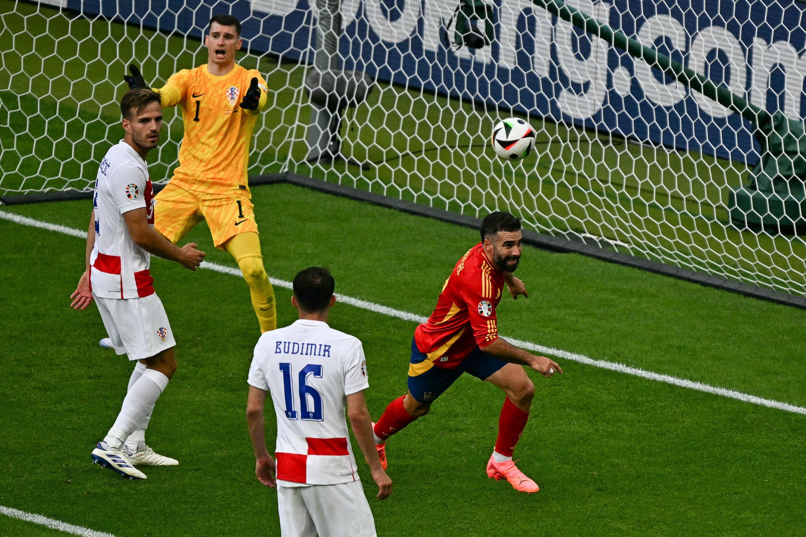 Carvajal celebra el tercer tanto español