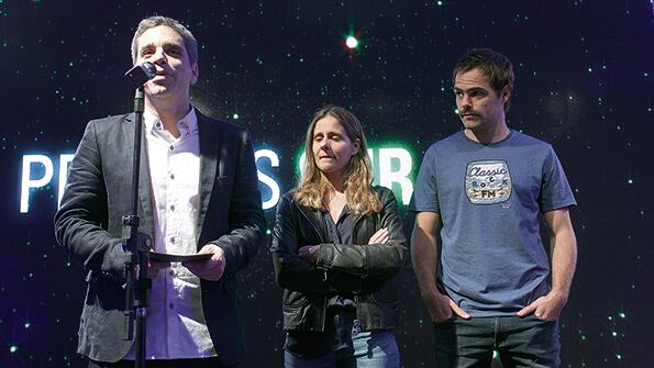 Peter Lanzani junto a los productores Matías Mosteirín y Leticia Cristi, en la ceremonia de anuncio.