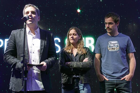 Peter Lanzani junto a los productores Matías Mosteirín y Leticia Cristi, en la ceremonia de anuncio.
