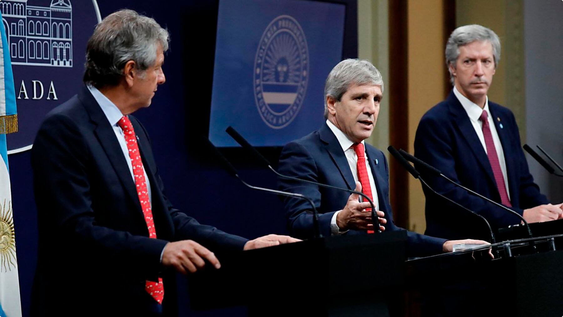 Luis Caputo, durante los anuncios en la Casa Rosada.