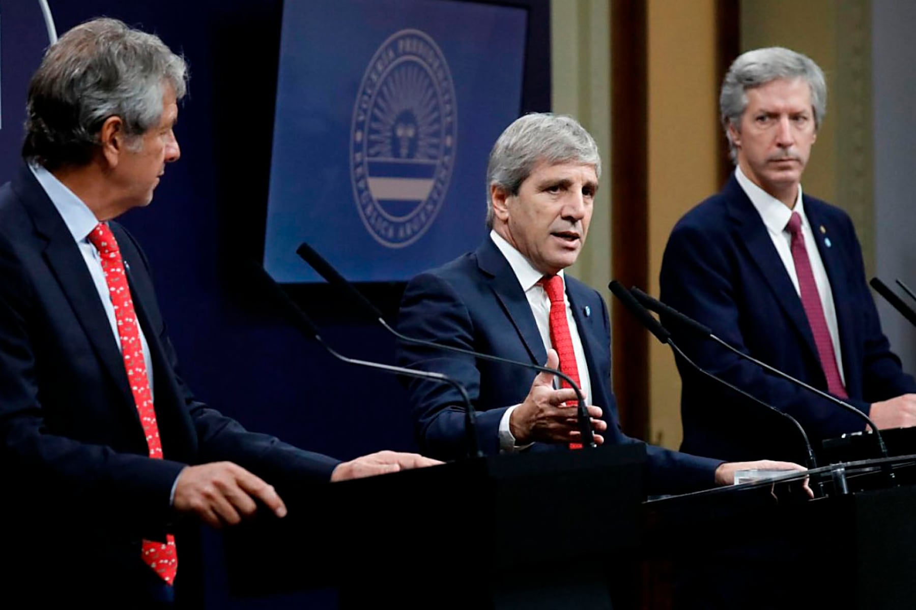 Luis Caputo, durante los anuncios en la Casa Rosada.