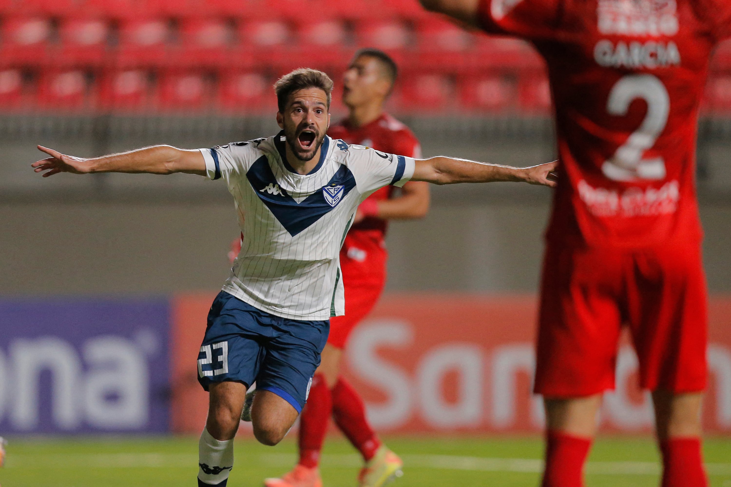 Bouzat festeja la apertura para Vélez.