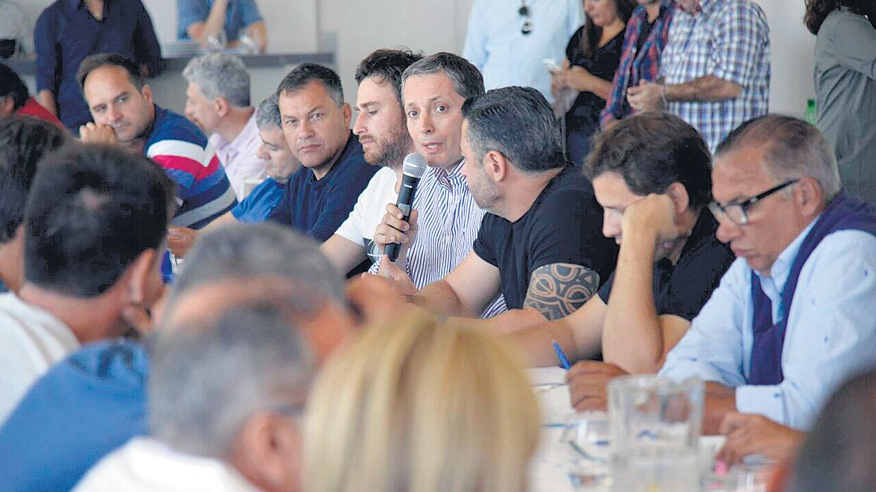 La reunión de San Bernardo fue la primera encabezada por Gustavo Menéndez y Fernando Gray.