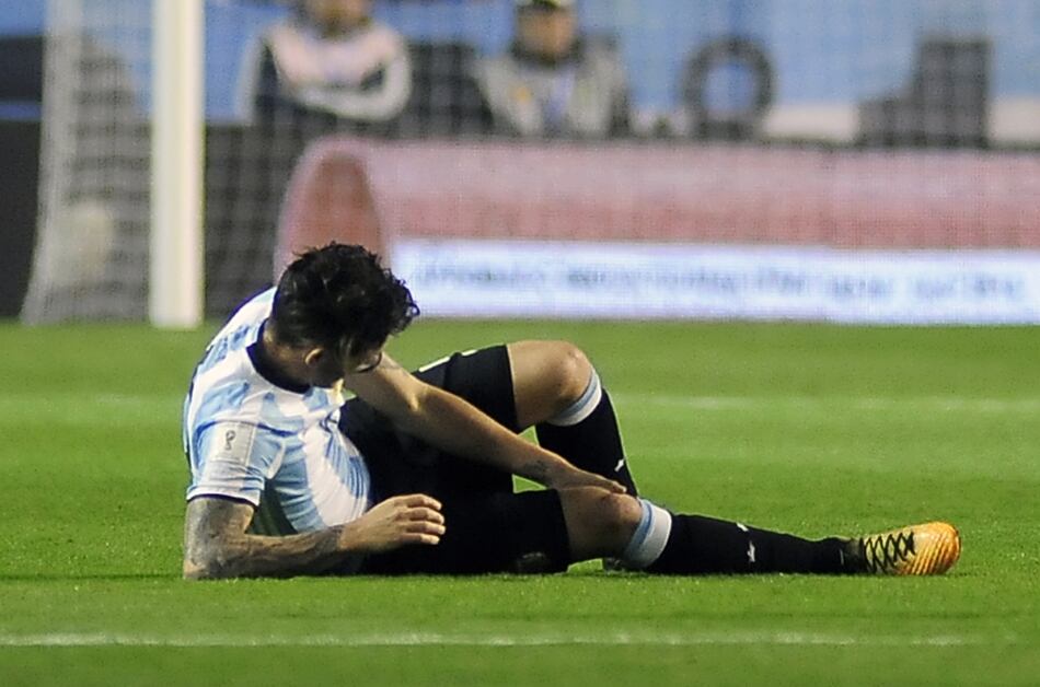 Gago, tirado en el césped de la Bombonera, tras romperse los ligamentos.