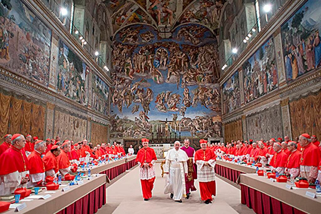 Los cardenales sesionan en la Capila Sixtina en 2013: Jorge Bergoglio sale como Francisco en el último cónclave. 