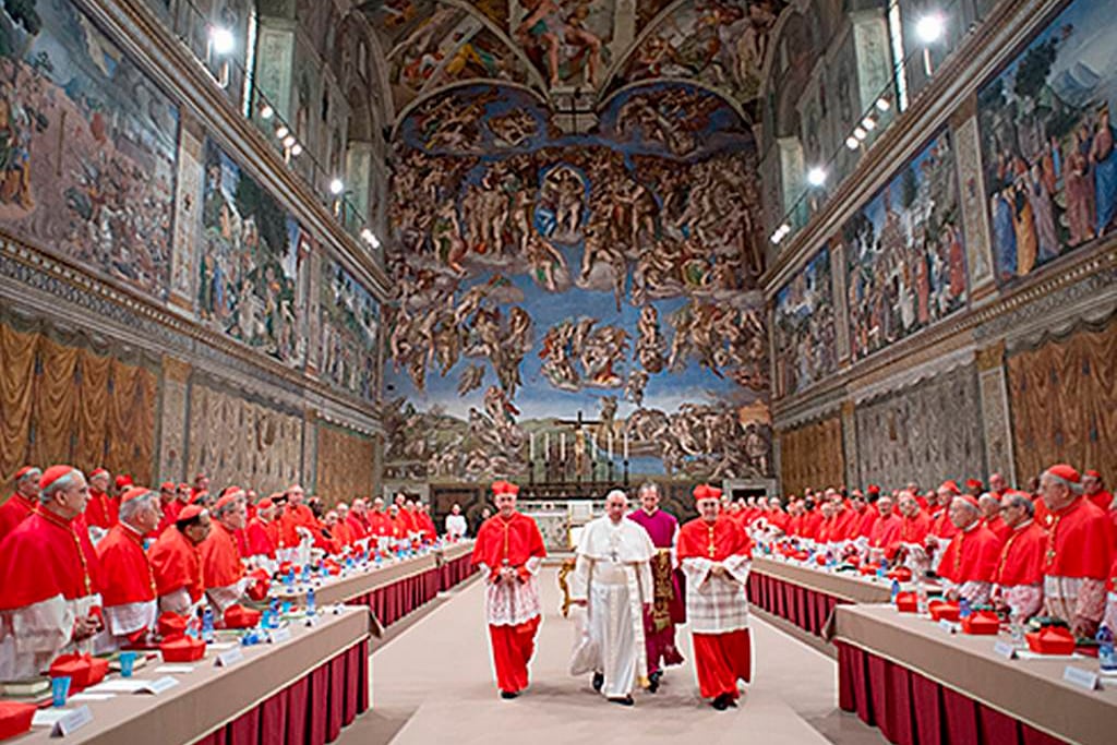 Los cardenales sesionan en la Capila Sixtina en 2013: Jorge Bergoglio sale como Francisco en el último cónclave.