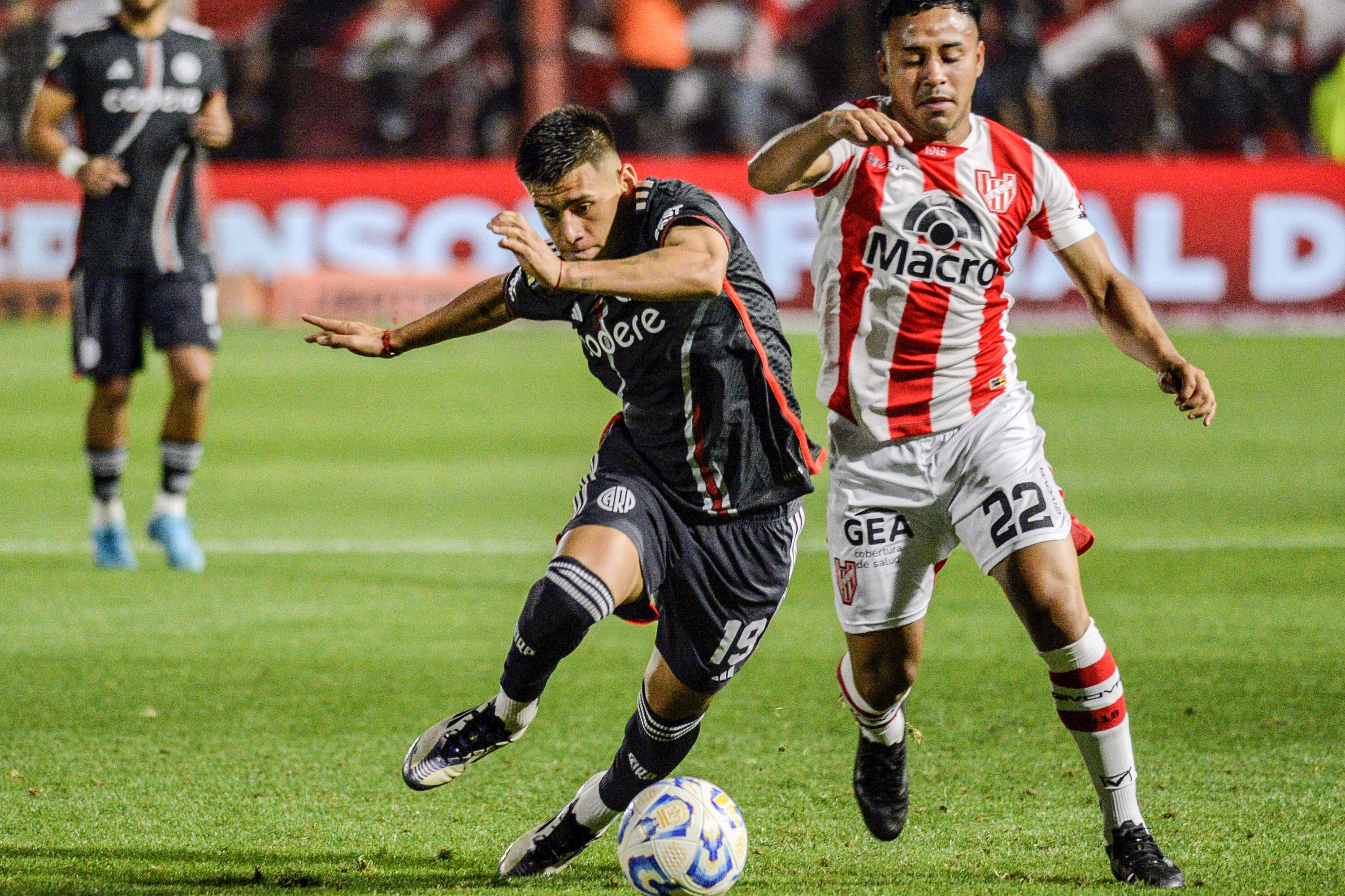 El Diablito Echeverri va contra Damián Puebla.