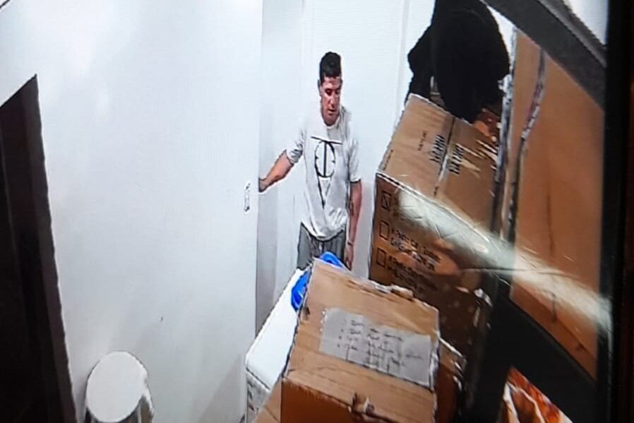 Personal policial realizó un operativo cerrojo en la zona próxima al comercio pero aún no logró capturar al acusado