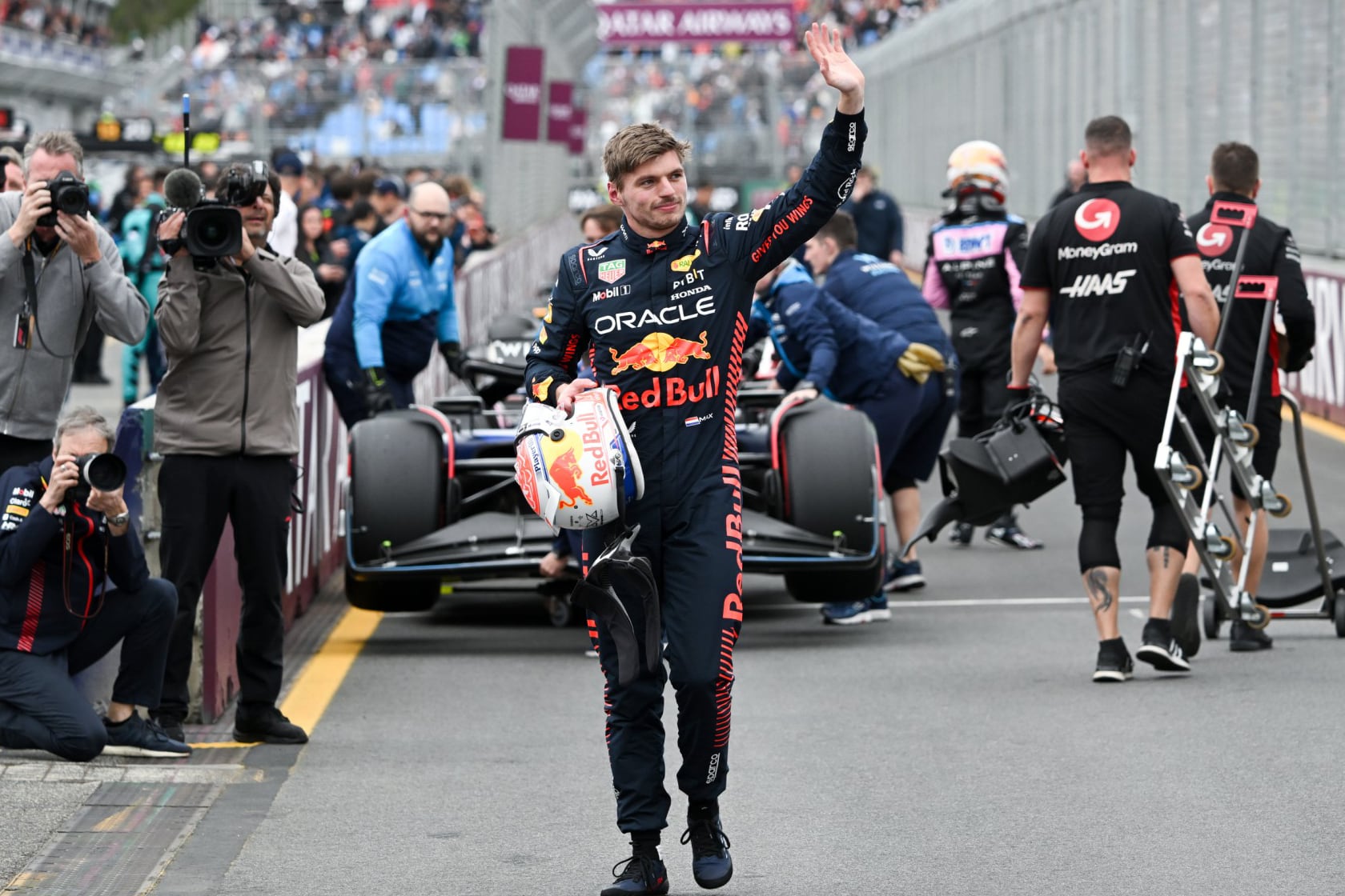 Max Verstappen saluda a los fanáticos en en el GP de Australia.