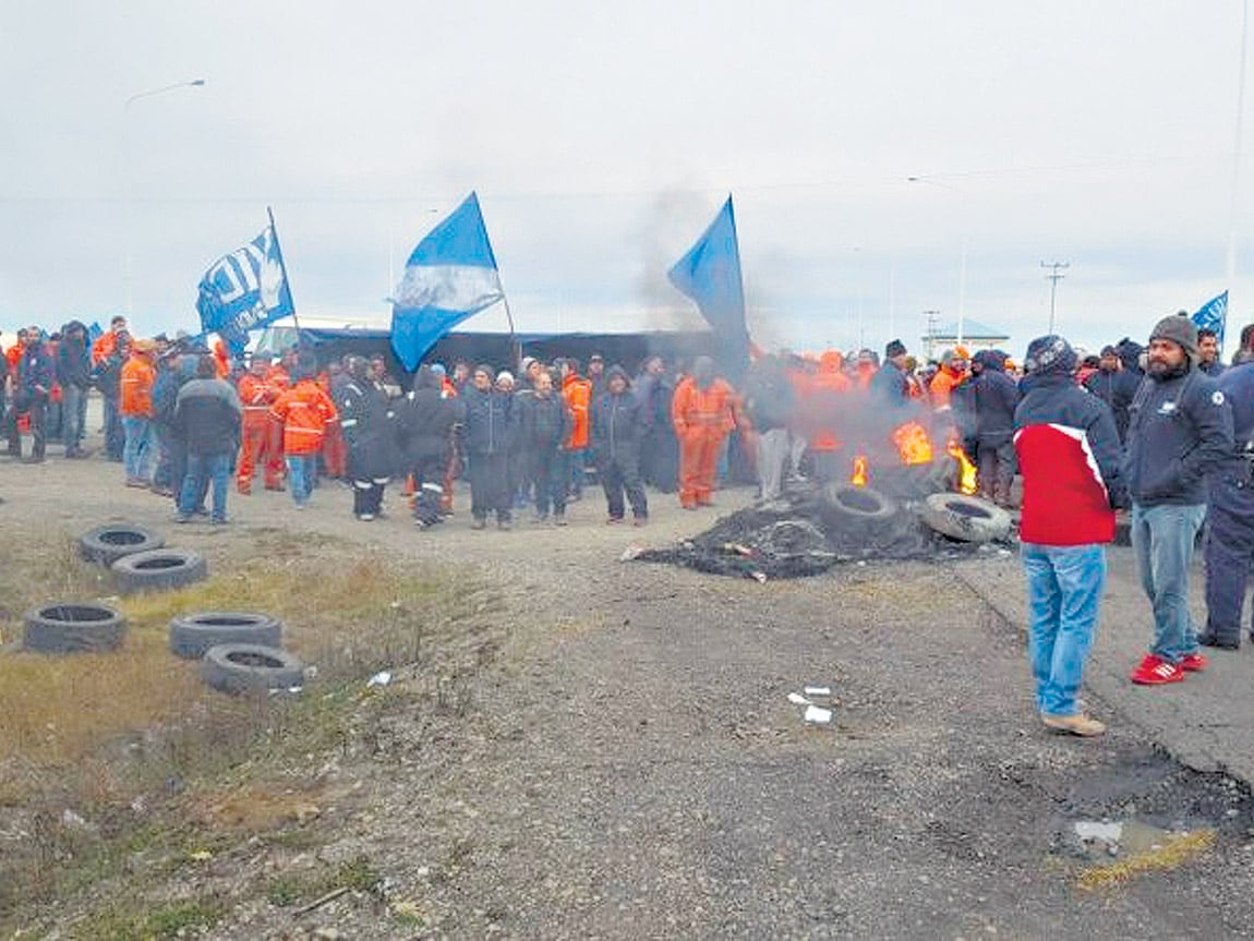 Trabajadores petroleros de Santa Cruz en paro, a mitad de esta semana. Un día después, YPF confirmó la desafectación de siete equipos de perforación.
