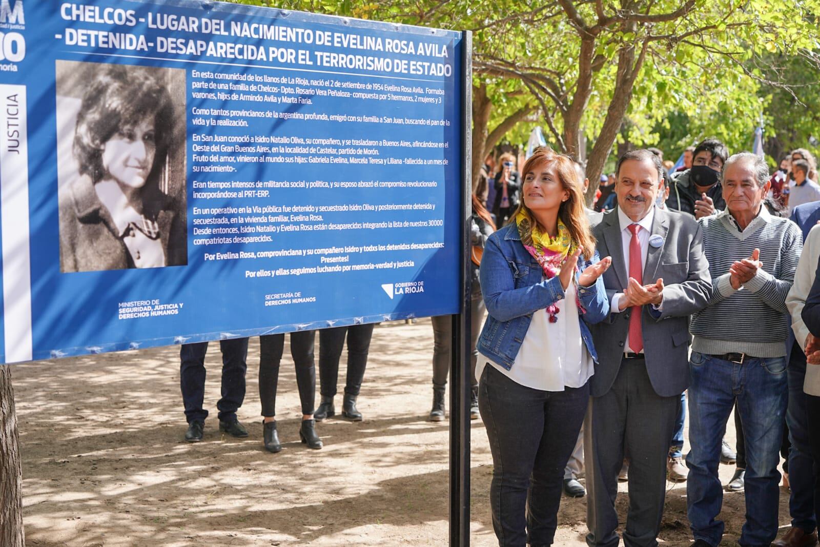 Gabriela Oliva, hija de Evelina Ávila junto al cartel de señalización