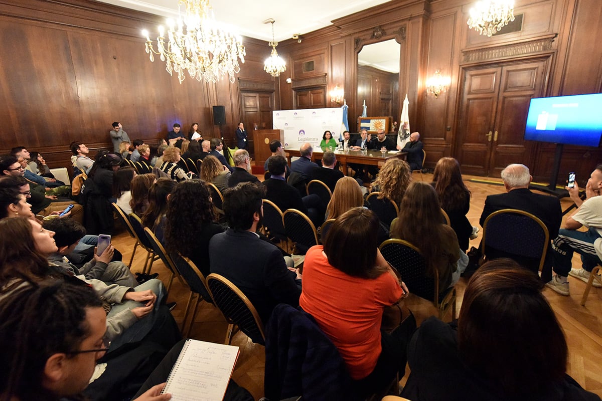 El salón Montevideo de la Legislatura porteña colmado. Imagen: Nicolás Parodi