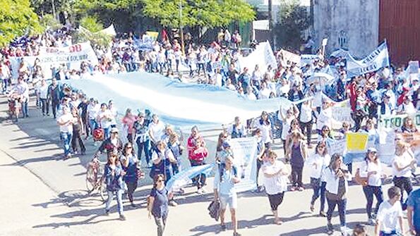 Hubo banderazos y movilizaciones docentes en toda la provincia.