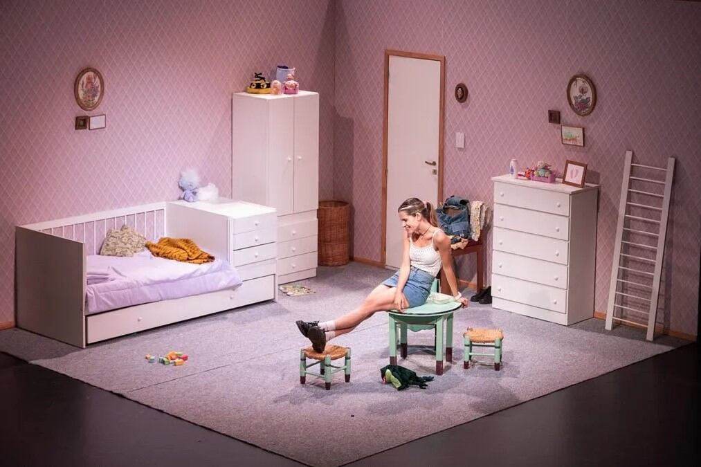 Una estudiante vive dos mundos a la vez en la obra de Tamara Tenembaum que actúa Violeta Urtizberea, los jueves en Caras y Caretas 2037