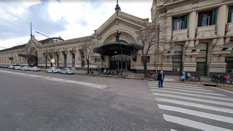 Un indigente fue rociado con alcohol y prendido fuego mientras dormía en un colchón frente a la estación de trenes de La Plata.