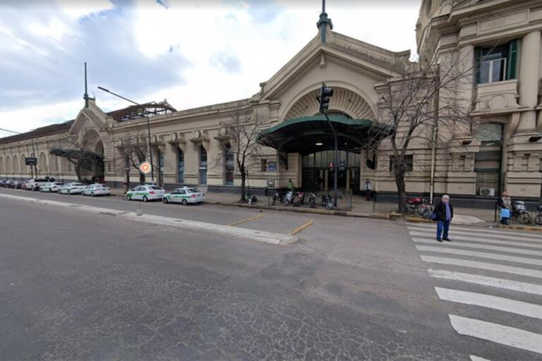 Un indigente fue rociado con alcohol y prendido fuego mientras dormía en un colchón frente a la estación de trenes de La Plata.