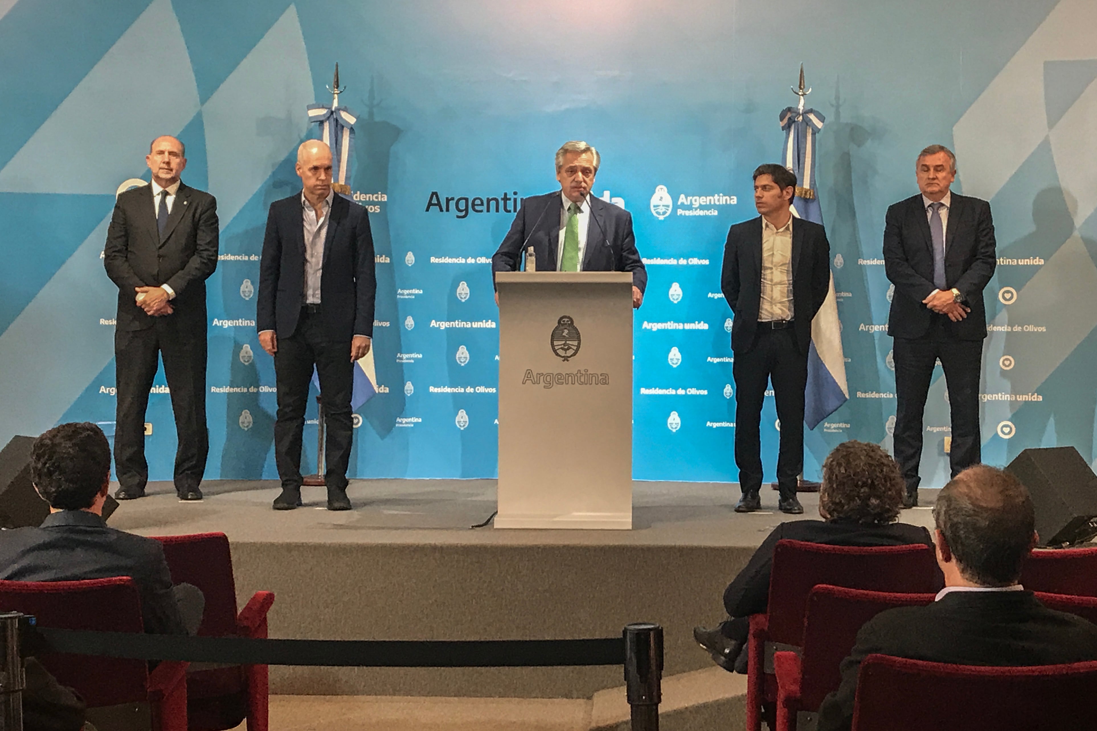 El Presidente habló flanqueado por Perotti, Rodríguez Larreta, Kicillof y Morales.
