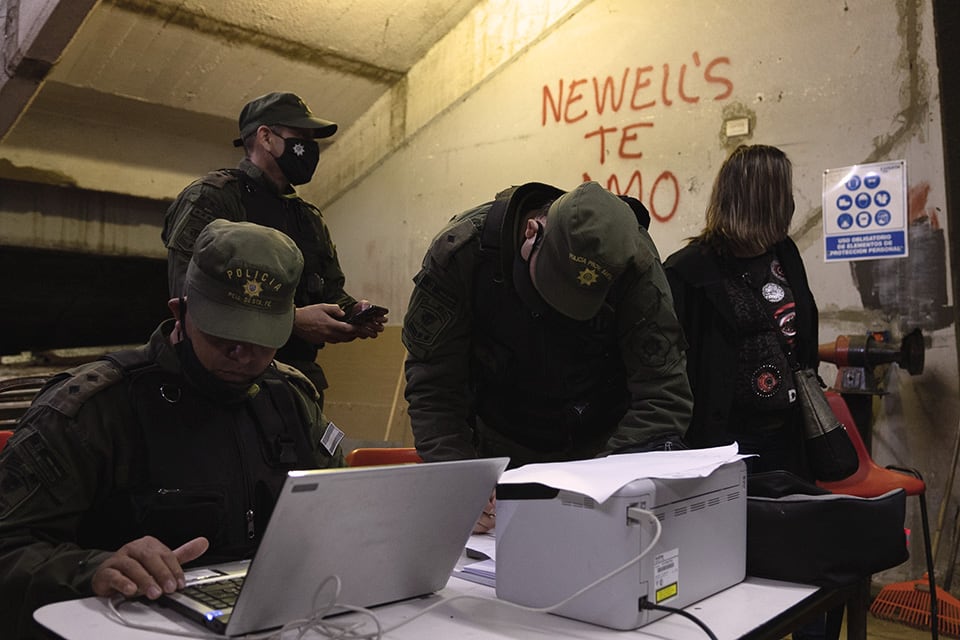 Agentes federales en pleno allanamiento en el Coloso del Parque. 2) En Central se requirieron remodelaciones de seguridad.