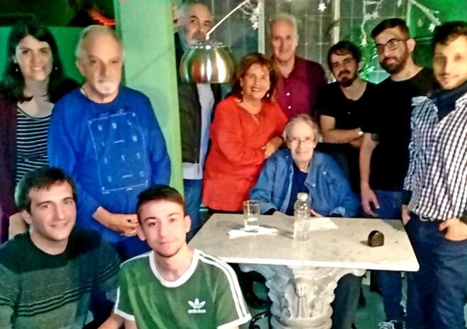 José Pablo Feinmann, rodeado de alumnos