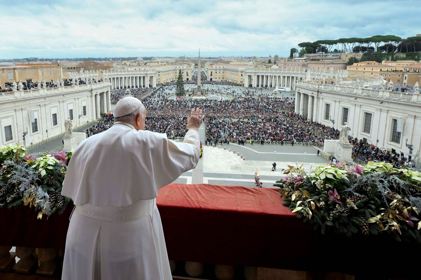 El Papa dio su mensaje anual desde el balcón de la Basílica de San Pedro.