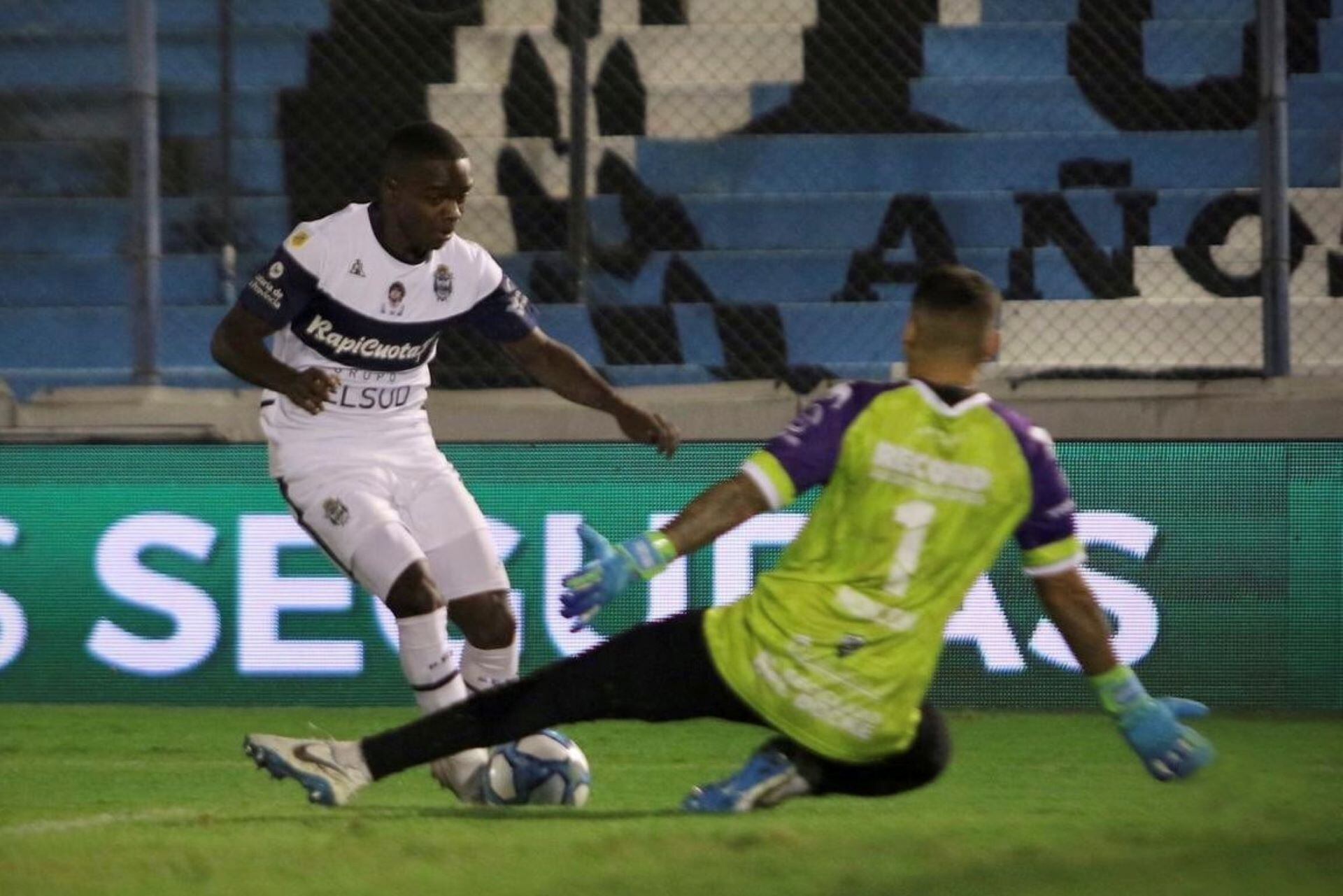 El delantero colombiano Johan Carbonero, cuando jugaba en Gimnasia y Esgrima de La Plata. En esa época, a fines de 202, lo denunció una mujer por intento de abuso. (Foto: NA)