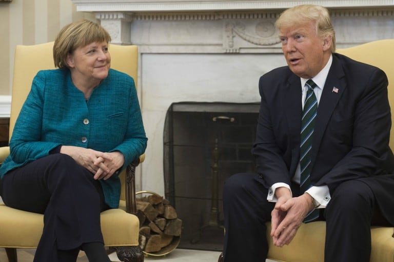 Trump junto a Merkel en el Salón Oval, sin apretón de manos. 