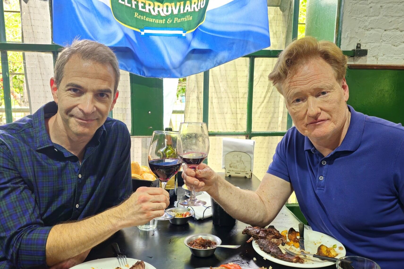 O'Brien (derecha) choca su copa junto al productor Jordan Schlansky en una parrilla de Liniers. Imagen: Twitter @ConanOBrien.