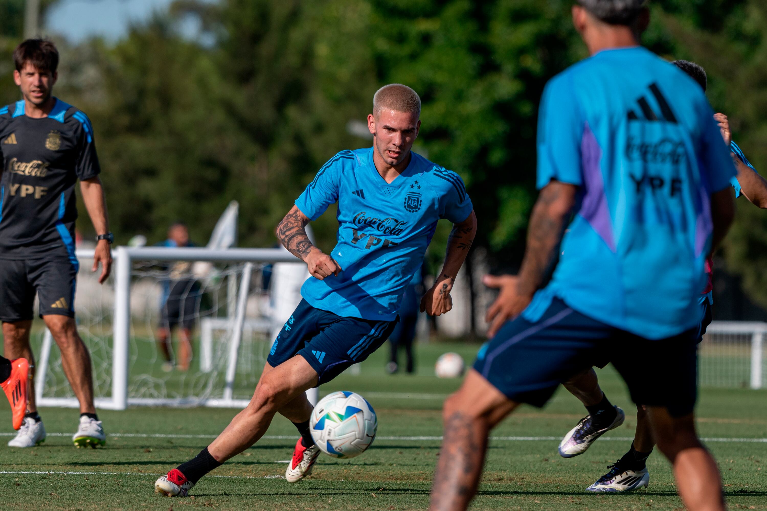 Mastantuono, uno de los dirigidos por Placente. Los pibes se entrenan en Ezeiza.