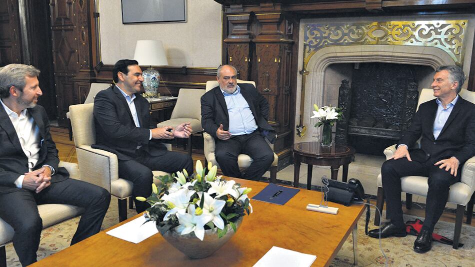 Frigerio, Colombi, Valdés y Macri, reunidos ayer en la Casa Rosada, luego del triunfo electoral del domingo.