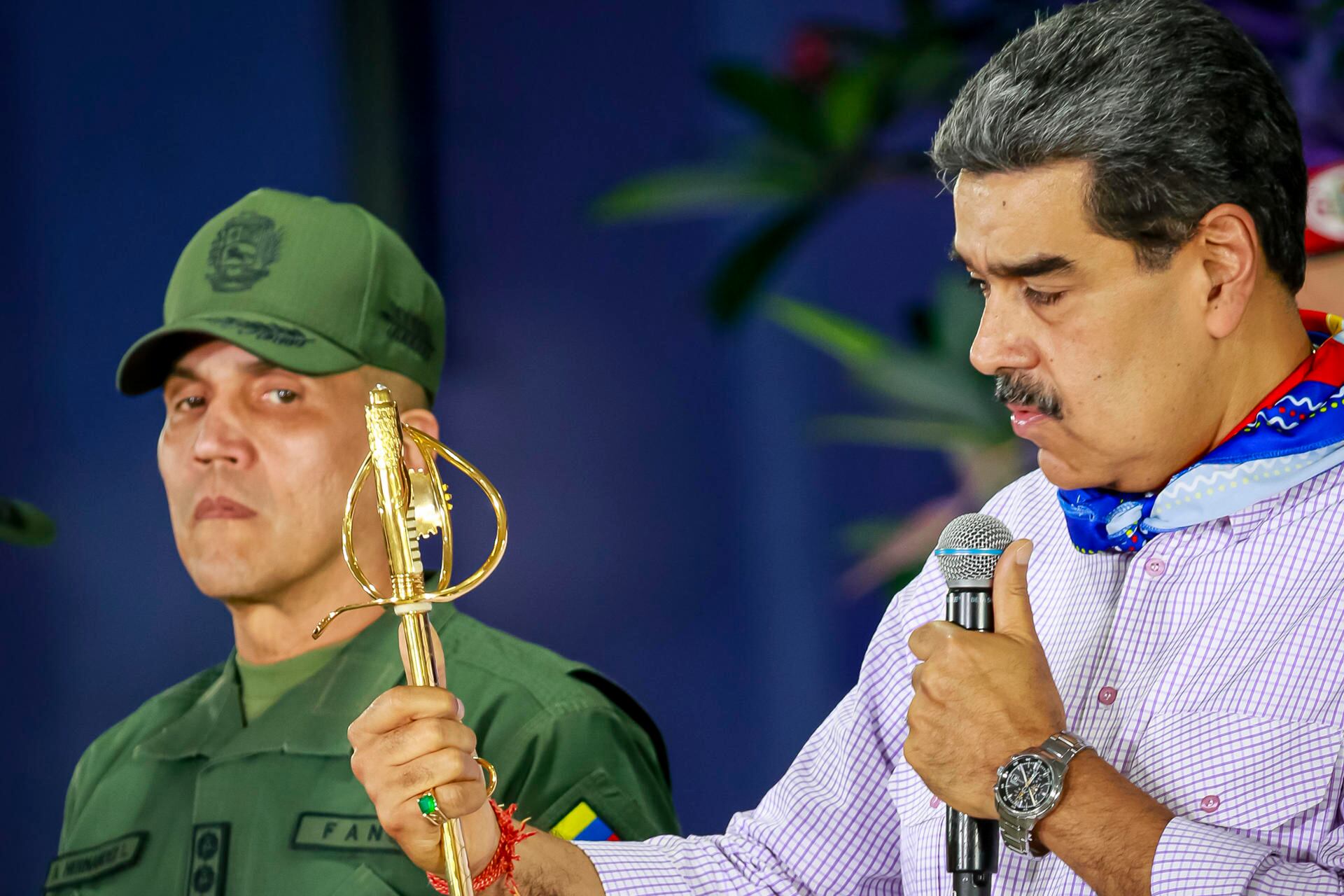Maduro muestra una espadadurante un acto en Caracas.