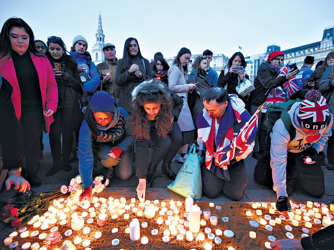 Decenas de británicos honran a las víctimas del ataque de Londres. 