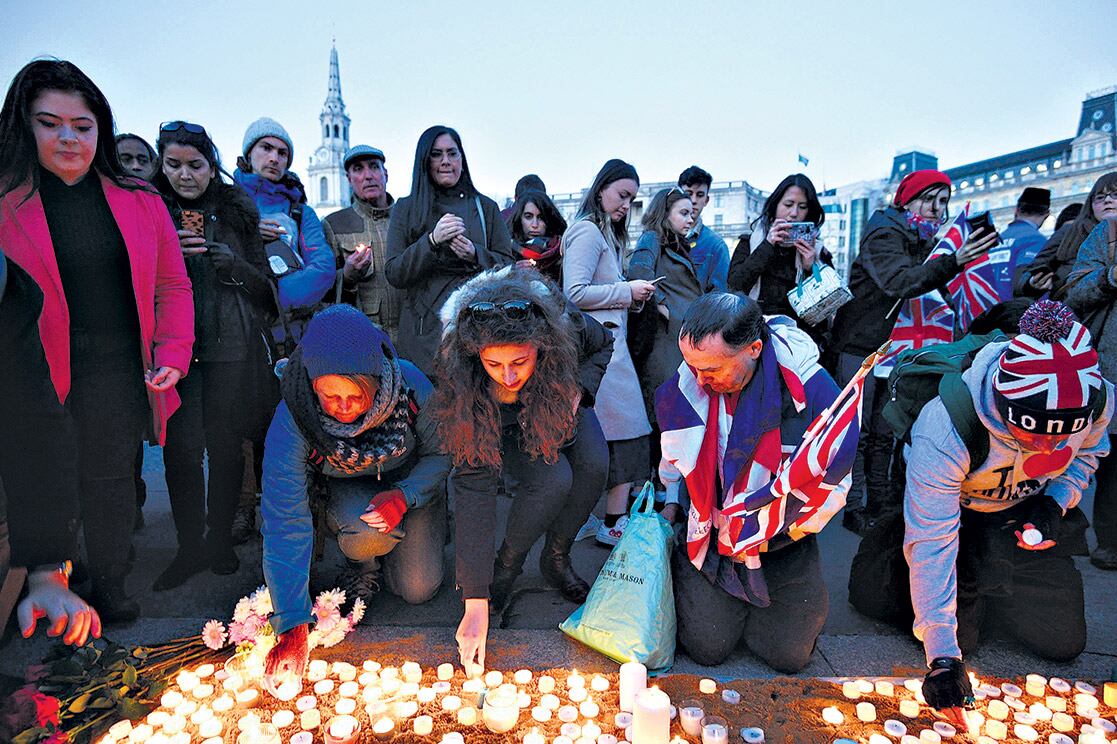 Decenas de británicos honran a las víctimas del ataque de Londres.