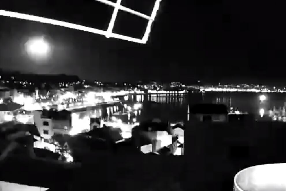 El momento de la explosión del bólido sobre Galicia.