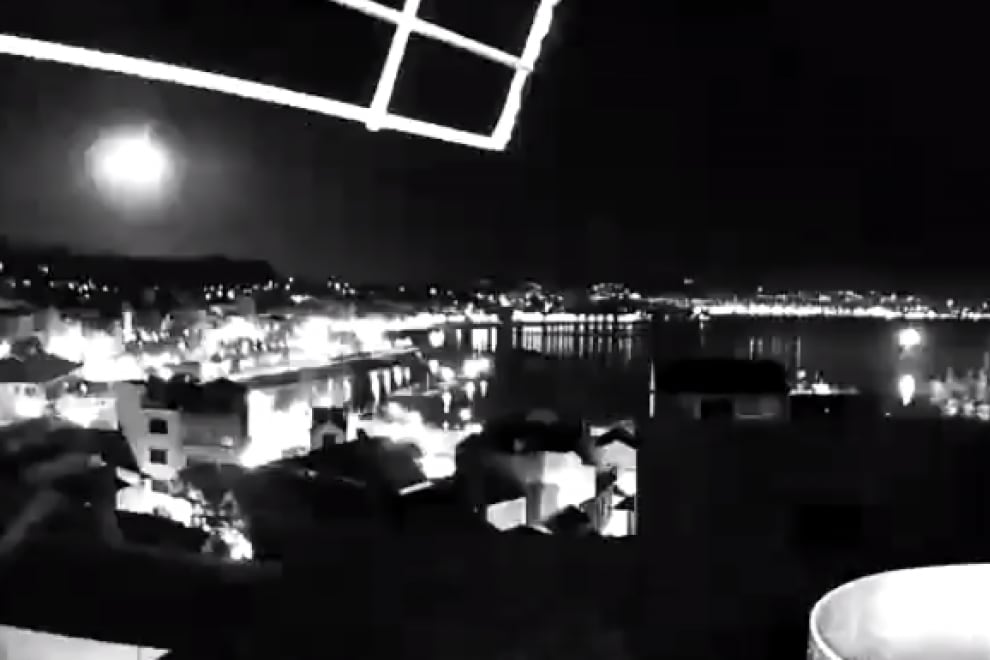 El momento de la explosión del bólido sobre Galicia.