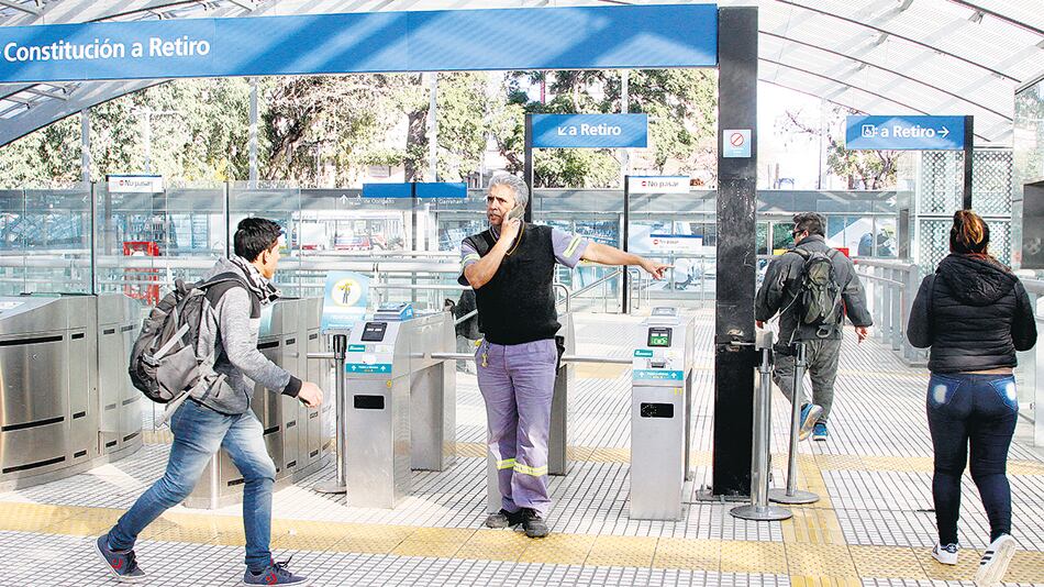 Los metrodelegados continuaron levantando molinetes.