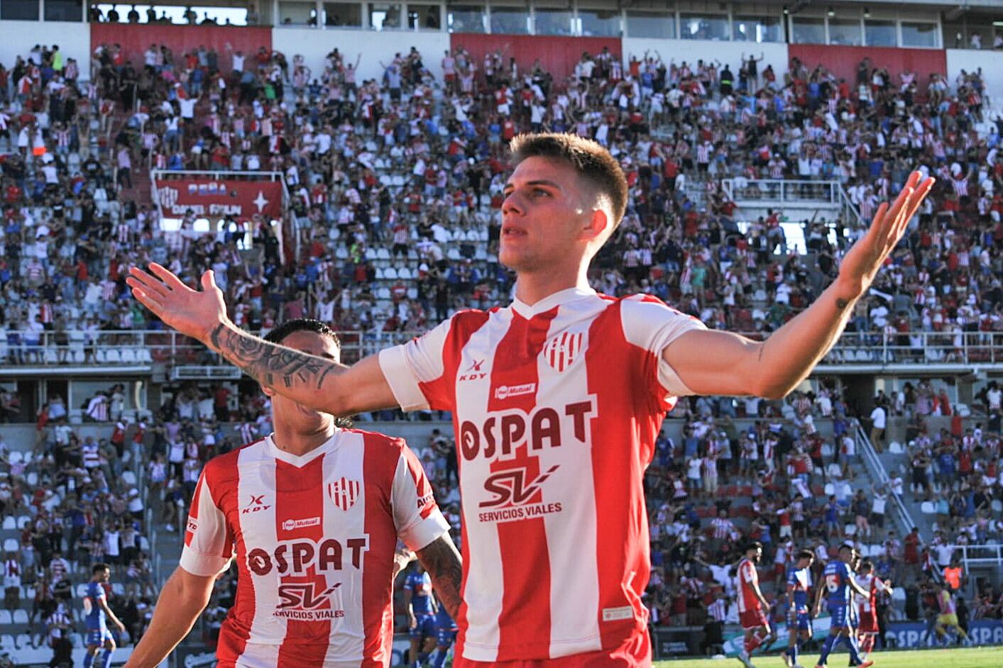 Zenón festeja uno de sus goles en Unión