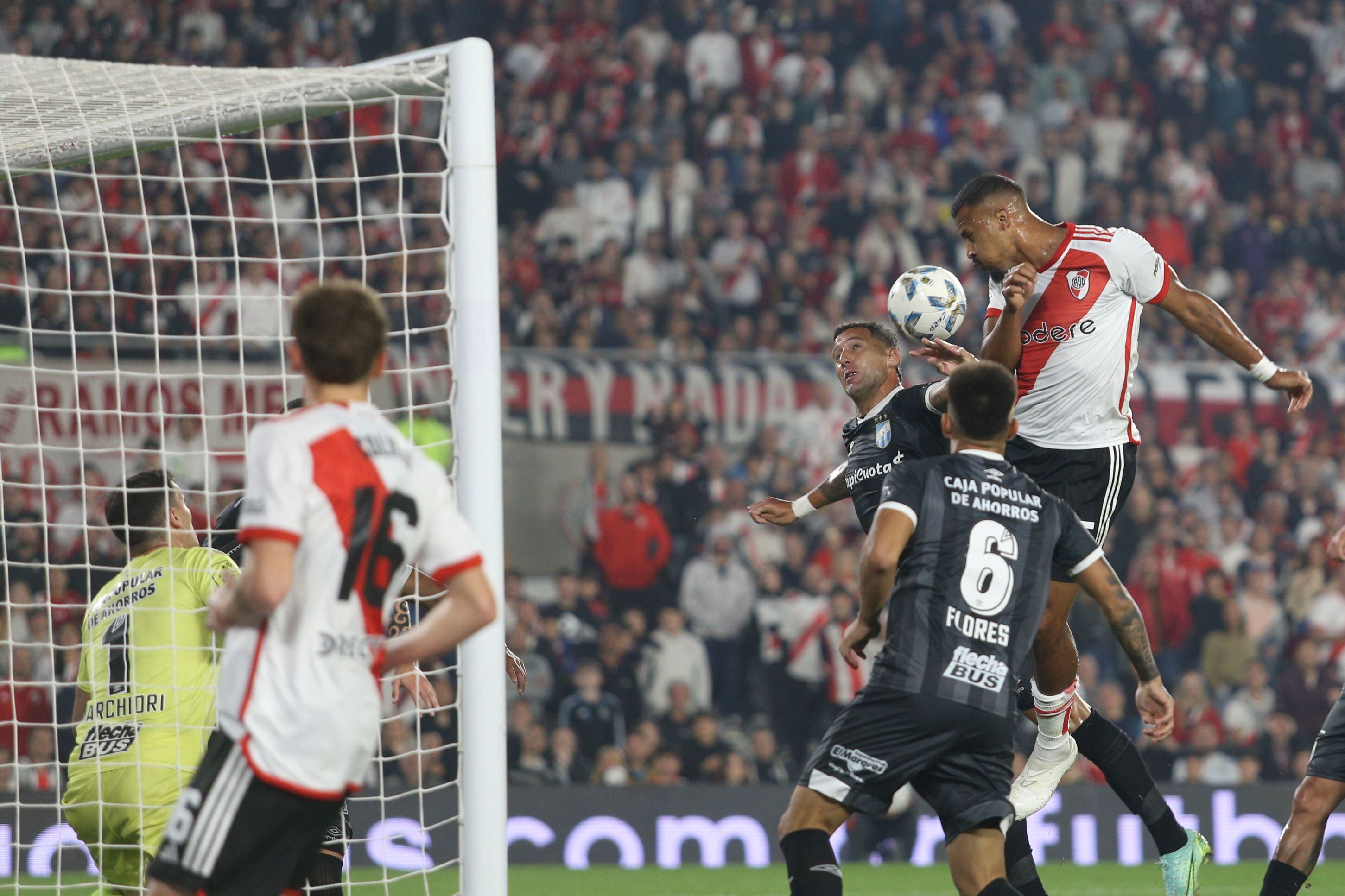 El venezolano Rondón, el autor del agónico tanto del triunfo millonario